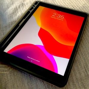 Apple iPad mint condition comes with a case and apple care